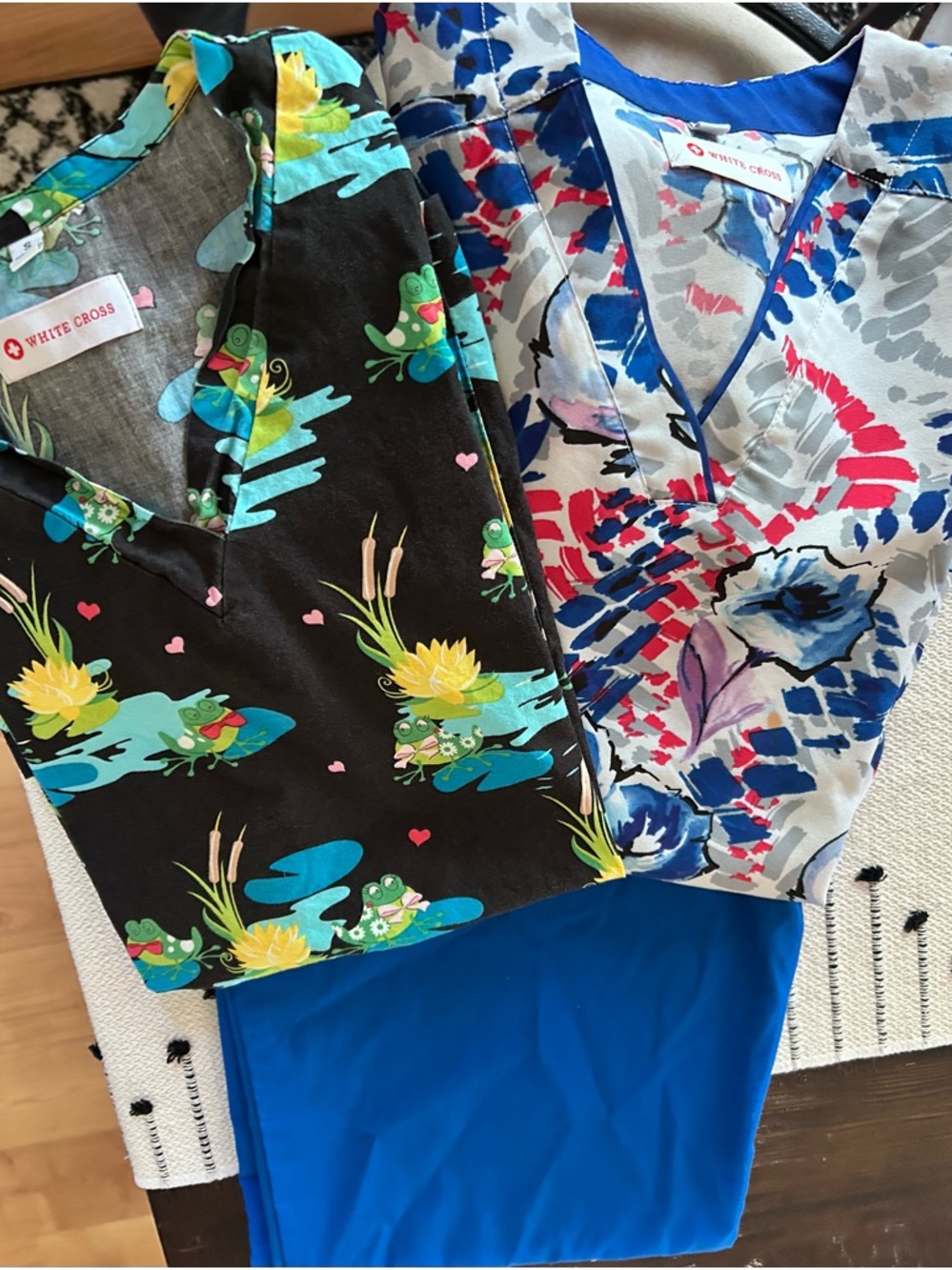 White Cross Floral & Frog Print Scrub Tops - Black & Multicolor- & pants - XS